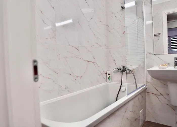 Coresi Mall 52 Stefan Baciu, * Braşov