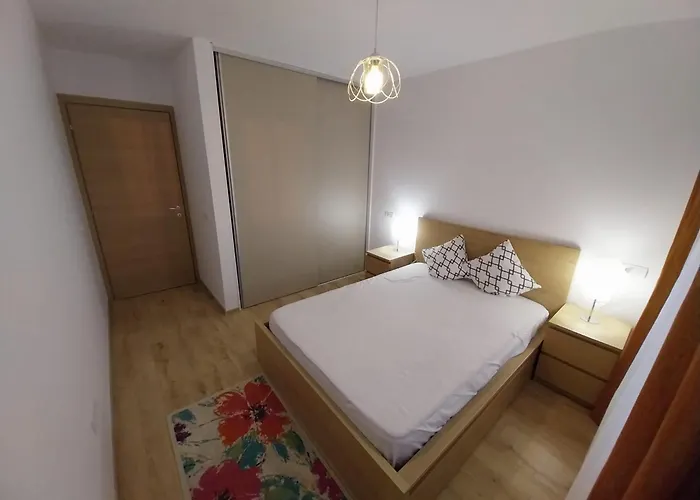 Coresi Mall 52 Stefan Baciu, * Braşov